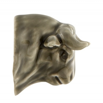 Escultura de cabeça de touro cinza com detalhes realistas