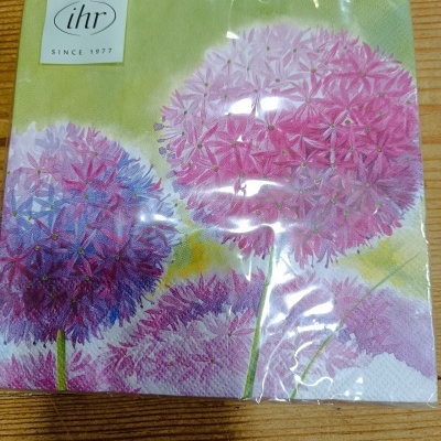 https://www.pinheirobravo.pt/product/guardanapos-de-papel-bolas-de-flores-rosa-e-lilas-ihr