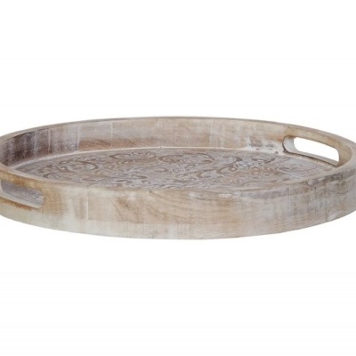 Tabuleiro redondo de madeira clara com padrão esculpido e punhos recortados