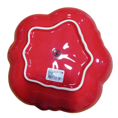 Prato cerâmico vermelho com contorno branco e etiqueta no fundo