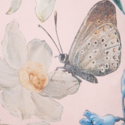 Tecido rosa claro com padrão de flores brancas, azuis e borboleta cinza