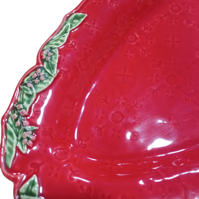 Prato cerâmico vermelho com borda verde e rosa
