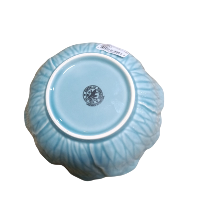 Prato cerâmico azul com selo e etiqueta de preço