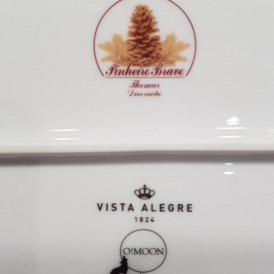 Etiquetas em porcelana branca com logos e textos de marcas e artistas