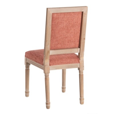 Cadeira de madeira clara com estofado cor de laranja rosado