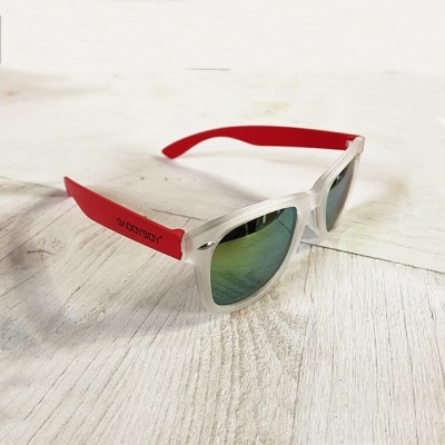 Óculos de sol transparentes com hastes vermelhas e lentes espelhadas verdes