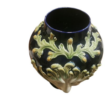 Vaso de cerâmica preto com decoração verde e castanho em relevo