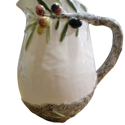 Jarro de cerâmica branco com decoração de azeitonas em relevo