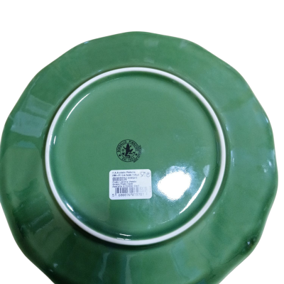 prato verde de cerâmica visto pelo lado de trás com etiqueta e selo redondo