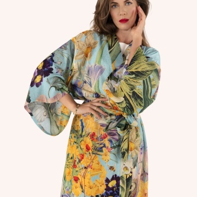 Robe comprido floral colorido com mangas largas e cinto.