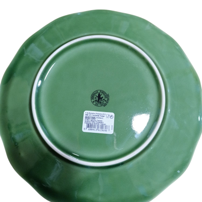 Prato verde ondulado em cerâmica visto pelo verso com etiqueta e selo.