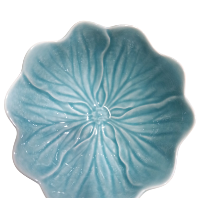 Prato decorativo azul em cerâmica com forma ondulada e textura de folha