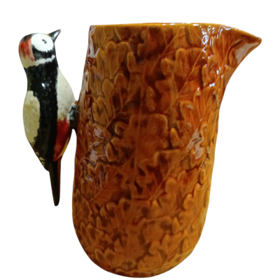 Jarro cerâmico castanho com pega em forma de pássaro colorido