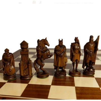Peças de xadrez em madeira detalhadas em tabuleiro de madeira