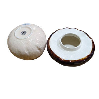 Dois objectos cerâmicos sobre fundo branco, um branco texturado e outro branco com castanho na borda.