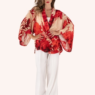 Kimono floral vermelho e bege com calças largas brancas