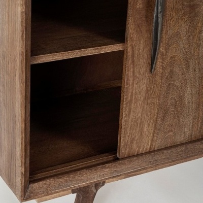 Móvel de madeira castanha com prateleira interior e porta com pega metálica