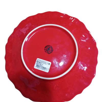 Prato vermelho visto de baixo com selo e etiqueta