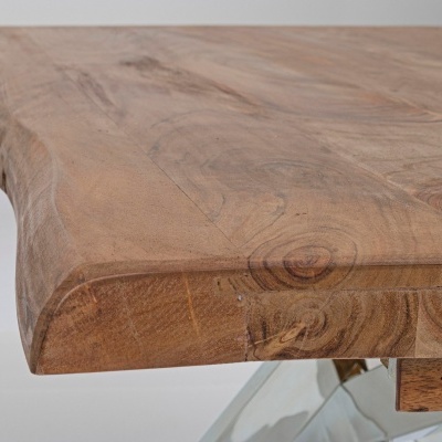 Mesa de madeira com tampo natural e base transparente.