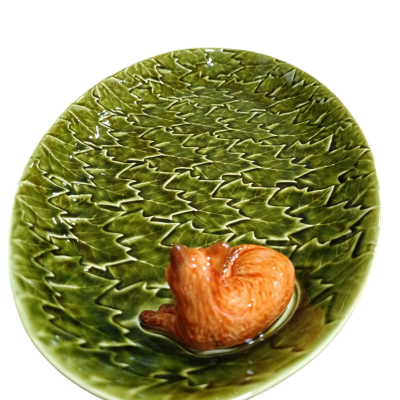 Prato oval decorativo verde com figura de esquilo em cerâmica