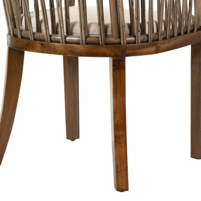 Cadeira de madeira castanha com assento acolchoado cinza claro e ripas verticais no encosto