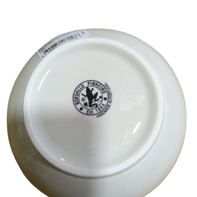 prato branco em cerâmica visto por baixo com selo de Bordallo Pinheiro