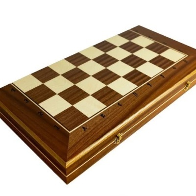 Tabuleiro de xadrez em madeira com fechos dourados e marcações de colunas e linhas