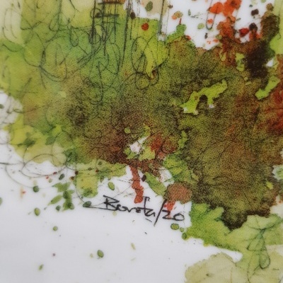 Cerâmica pintada à mão com elementos arquitetônicos e vegetação em múltiplas cores