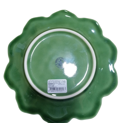 Prato verde ondulado visto pelo verso com etiqueta e carimbo em fundo branco