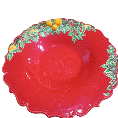 Prato vermelho decorado com folhas, bagas e frutos em cerâmica
