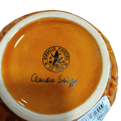 Base cerâmica castanha com selo Bordallo Pinheiro e assinatura Claudia Schiffer