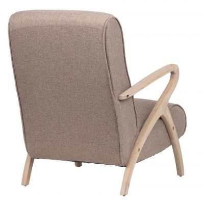 Poltrona castanha com estrutura de madeira clara vista de três quartos