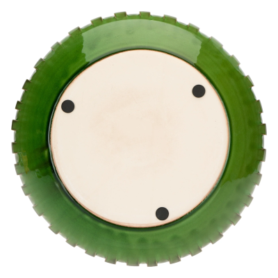 Prato cerâmico verde e creme com três pontos pretos.