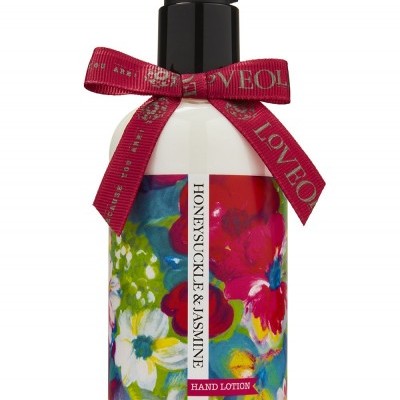 Frasco de loção para mãos com rótulo floral e doseador preto