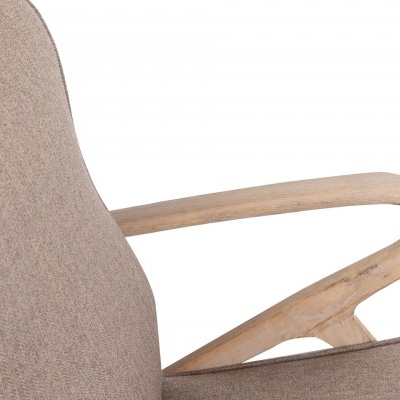 cadeira castanho claro com braço em madeira curva