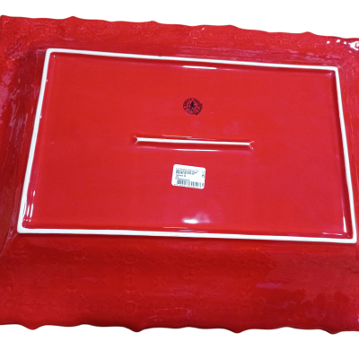 Prato cerâmica vermelho retangular com bordas onduladas e etiqueta