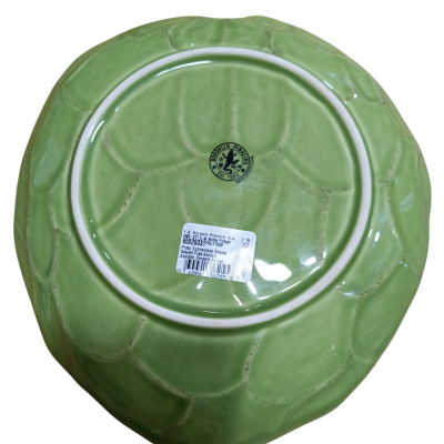 Prato de cerâmica verde visto pelo verso com etiqueta e código de barras