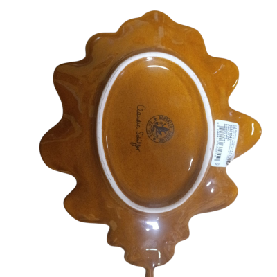 Prato decorativo de cerâmica castanho com formato irregular e selo distintivo