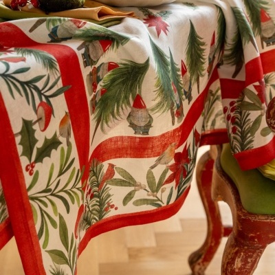 Toalha de mesa natalícia com padrões de pinheiros, gnomos e pássaros