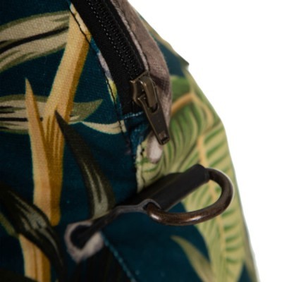 Detalhe de tecido com padrão de folhas e fecho de correr preto