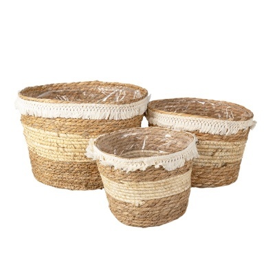 Conjunto de três cestos redondos de palha com renda na borda superior