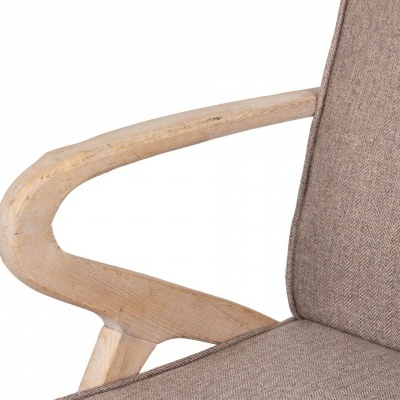 Cadeira de madeira com estofos castanhos