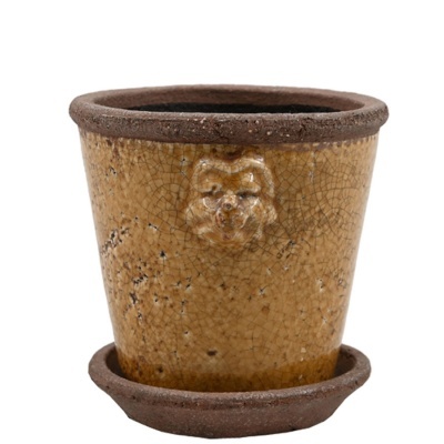 Vaso de cerâmica castanho claro com relevo e prato castanho escuro