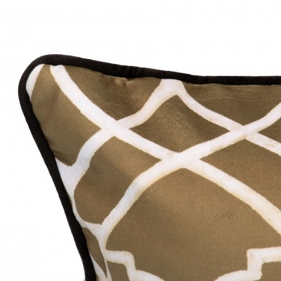 Travesseiro decorativo castanho com padrão branco e borda preta