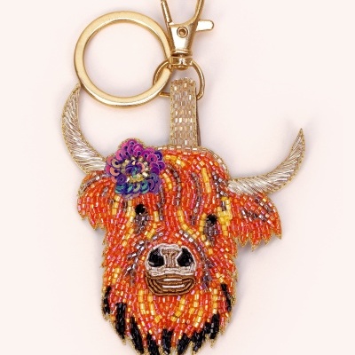 https://www.pinheirobravo.pt/product/porta-chaves-charms-luxo-highland-cow-powder