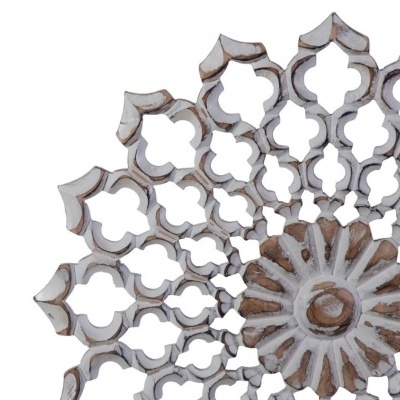 Objeto decorativo em metal branco com padrão recortado floral e circular