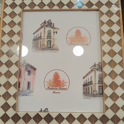 Moldura de madeira com padrão quadriculado e ilustrações de edifícios