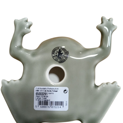 Parte traseira de cerâmica verde em forma de sapo com selo e etiqueta