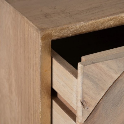 Gaveta de móvel em madeira clara com textura natural