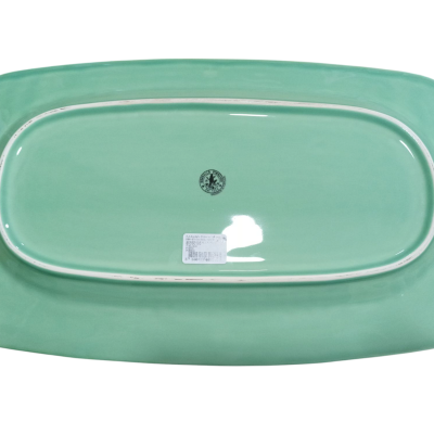 Travessa retangular verde-água de cerâmica vista de baixo com selo e etiqueta